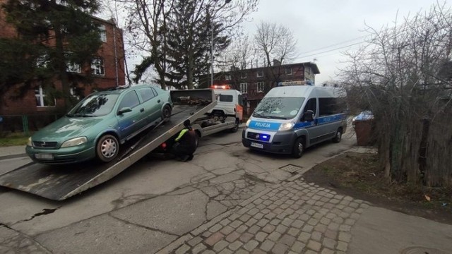 Młody mężczyzna porzucił swojego opla, uciekł pieszo i ukrył się przed policjantami w komórce na węgiel.