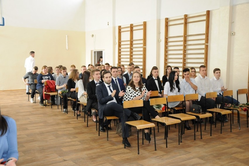 Maturzyści Zespołu Szkół Ponadgimnazjalnych w Sycowie odebrali świadectwa i pożegnali placówkę