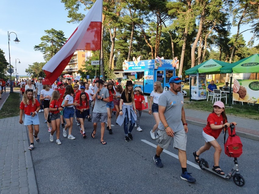 Kolorowy pochód przeszedł ulicami Krynicy Morskiej. Miasto jest gospodarzem Mistrzostw Świata Klasy Cadet 2019.