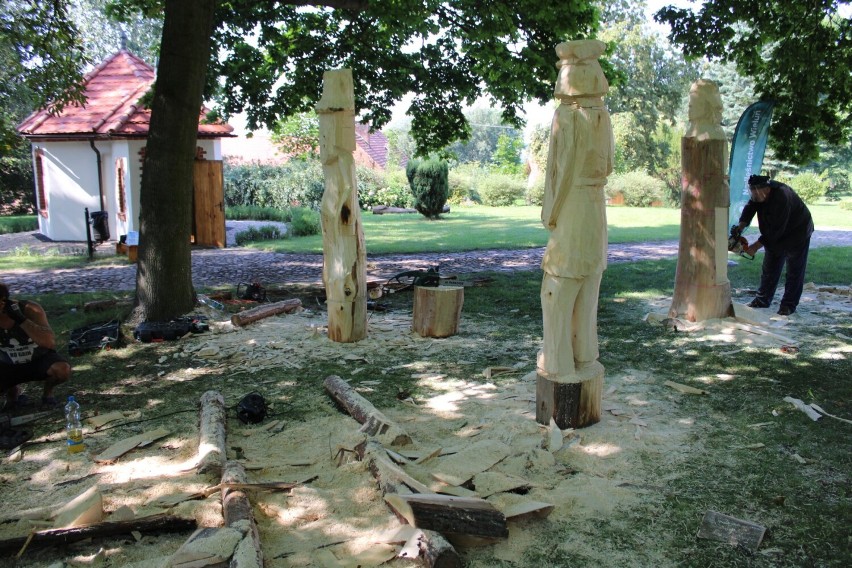 Plener rzeźbiarski przy dworku w Ożarowie. Figury z drewna staną przy wiatraku w Kocilewie WIDEO, ZDJĘCIA