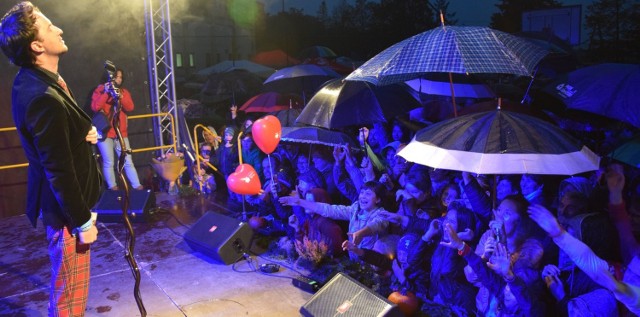 Zespół After Party rozgrzał włoszczowską publiczność zgromadzoną pod sceną pod parasolami.