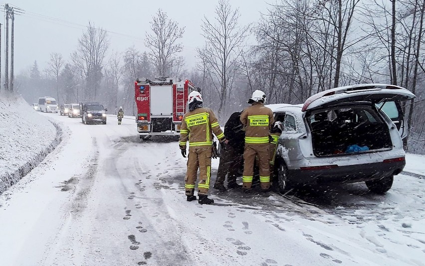 Czołówka na drodze pomiędzy Gorcami i Beskidem Wyspowym. Dwa auta zmienione w złom