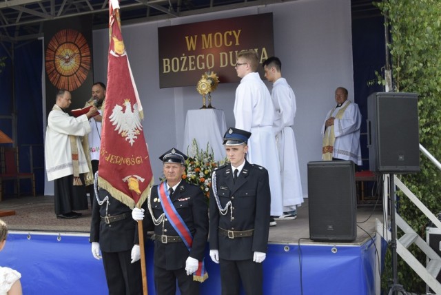 Procesje Bożego Ciała, zorganizowane przez parafie w centrum Skierniewic, połączyły się w Runku. Przed zbudowanym tam ołtarzem odbyła się wspólna dla wszystkich uczestników procesji msza święta.