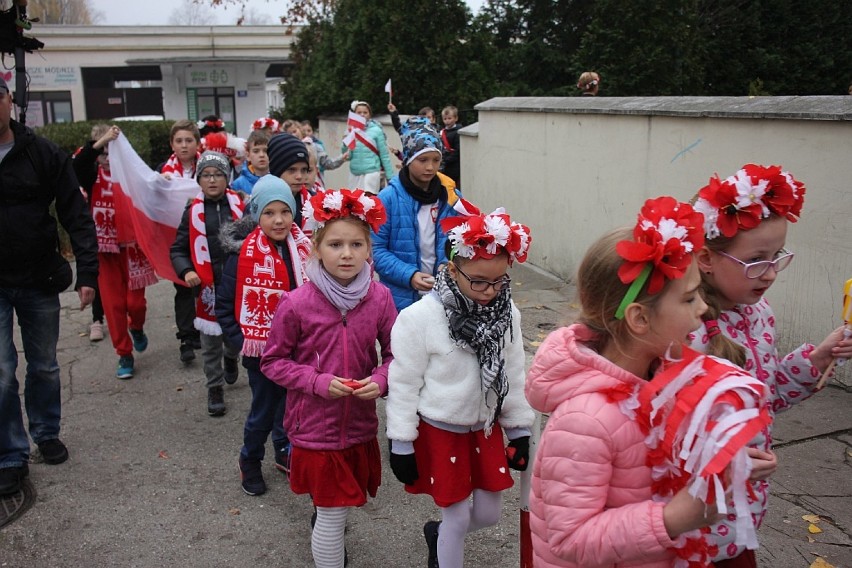 Marsz niepodległościowy wokół Szkoły Podstawowej nr 10 w...