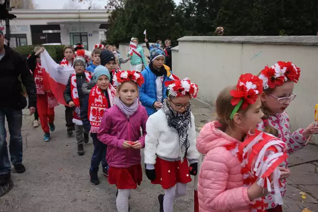 Marsz niepodległościowy wokół Szkoły Podstawowej nr 10 w Legnicy.