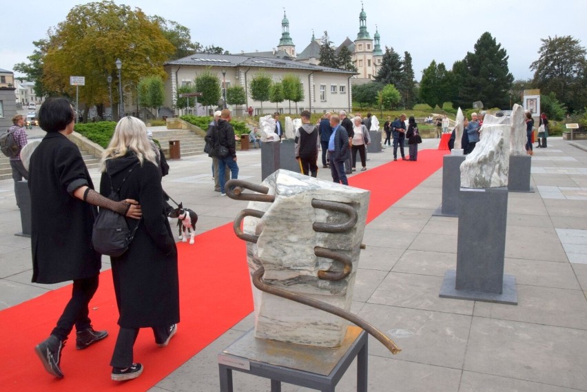 Wystawa rzeźb na placu Artystów w Kielcach. Był czerwony dywan i wielu gości. Zobacz zdjęcia i film