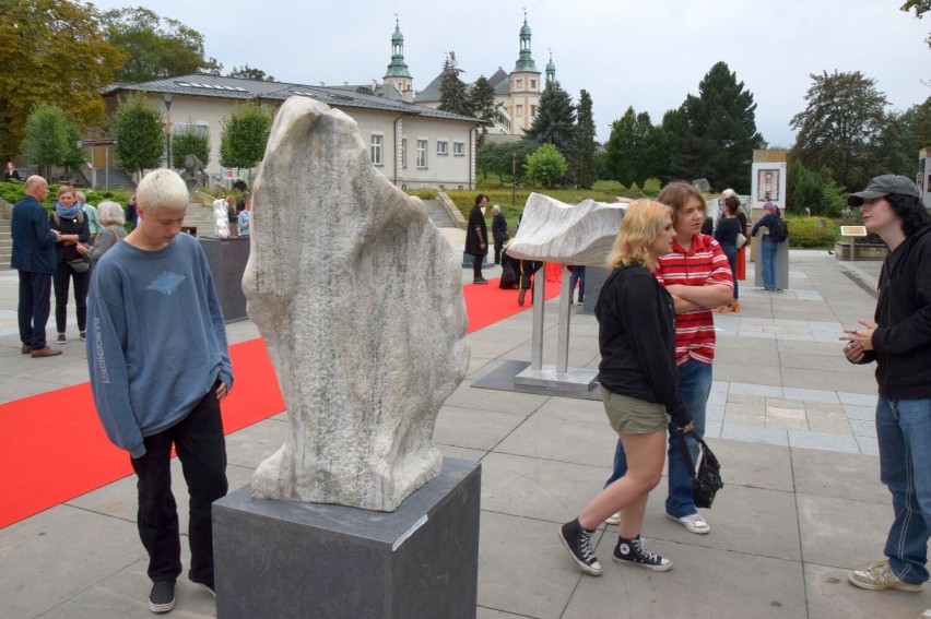 Wystawa rzeźb na placu Artystów w Kielcach. Był czerwony dywan i wielu gości. Zobacz zdjęcia i film