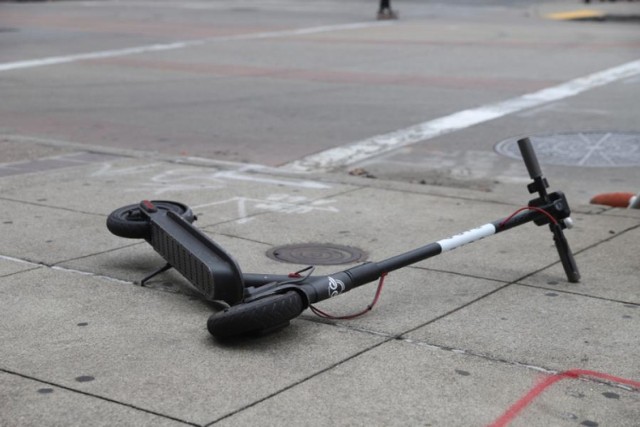 Policja szuka świadków wypadku. 12-latek potrącony na hulajnodze