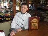 Szymon Wencel, kucharz w Restauracji na Rozdrożu w Nowej Karczmie