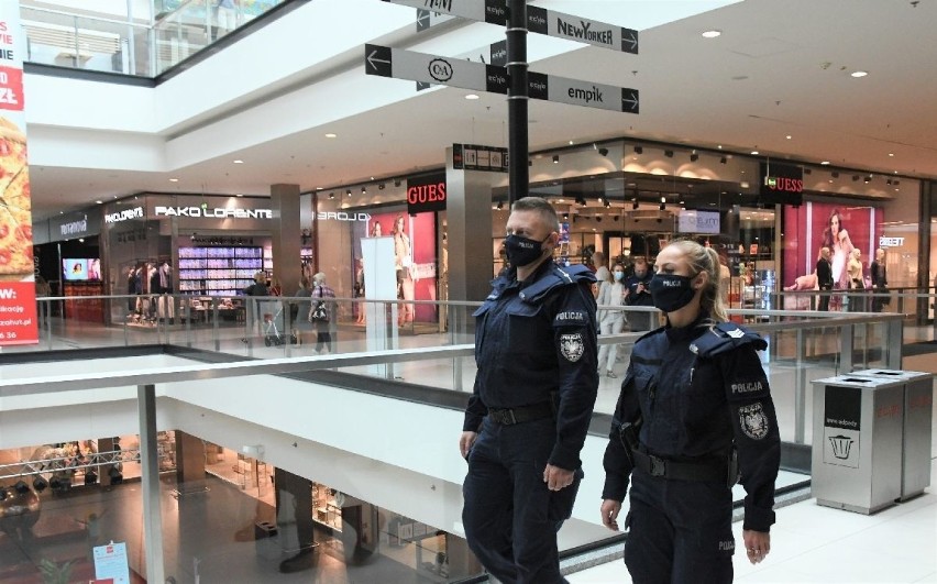 Policjanci w Galerii Echo w Kielcach! Ruszyły kontrole noszenia maseczek [WIDEO, ZDJĘCIA]