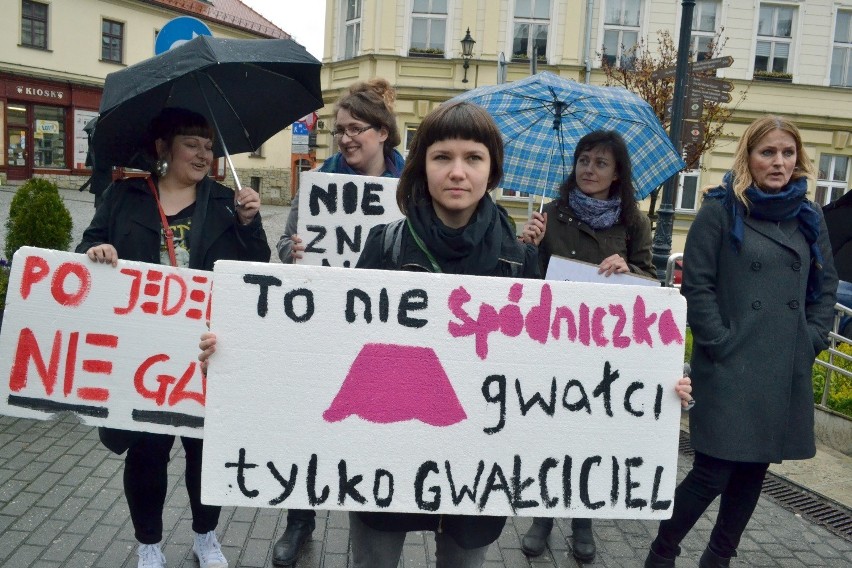 Gwałt w Pietrzykowicach. Protest przed sądem ws. zbyt niskiego wyroku [ZDJĘCIA]