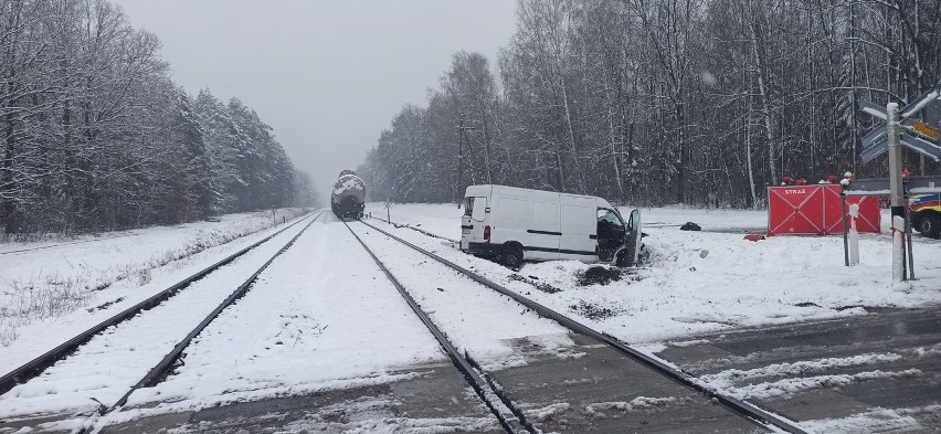 Bus zderzył się z pociągiem towarowym. W wypadku zginęło dwóch mężczyzn z powiatu przemyskiego [ZDJĘCIA]