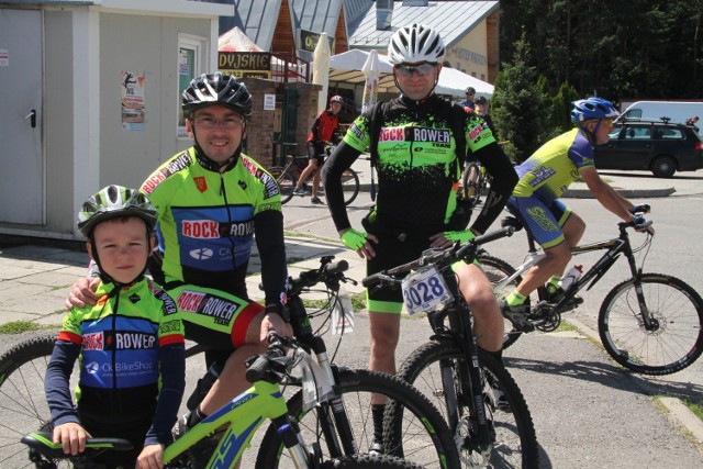 Prawie pół tysiąca rowerzystów wystartowało w niedzielę w MTB Cross Maraton, najwytrwalsi mieli do pokonania aż 61 kilometrów a trasa nie była łatwa, ponieważ  prowadziła przez największe wzniesienia w Kielcach. 
-&nbsp;Nie boimy się długości trasy, ale jej trudów. Startujemy z dziećmi i może być problem z podjechaniem pod wzniesienia, ale chłopcy podprowadzą rowery, jeśli nie dadzą rady wjechać- powiedział nam Paweł Sikora, tata Marcela a towarzyszył im kolega Paweł Kubicki z synem Jakubem z Kielc. 

Organizatorzy cyklicznej imprezy, która w Kielcach odbywa się od  2004 roku przygotowali trzy trasy dla rowerzystów. Najtrudniejsza mierzyła 61 kilometrów a przewyższenia wynosiły ponad tysiąc metrów, dla mniej wytrzymałych była trasa o długości  37,5 kilometra a dystans rodzinny to 16 kilometrów. Zawodnicy musieli podjechać między innymi pod Telegraf, Pierścienicę, Patrol czy Biesak.  Było też wiele niebezpiecznych zjazdów i ostrych zakrętów, a zawodnicy musieli się dobrze pilnować, aby nie zgubić trasy.
-&nbsp;To nie jest impreza dla wyczynowców, ale dla każdego kto jeździ na rowerze. Można wybrać trasę dopasowaną do możliwości – zapewnia  Bogdan Maziejuk, prezes Świętokrzyskiego Towarzystwa Kolarstwa Górskiego MTB Cross. – A  wszystkie są piękne, więc uczestnicy, którzy przejeżdżają Polski południowej i centralnej wracają do nas  co roku.   

Najkrótszą trasę można było pokonać w godzinę, a na najdłuższą potrzeba było od 3 do 6 godzin zależnie od kondycji. 

Na najkrótszym dystansie Family najszybszy był Patryk Kowalski, drugie miejsce zajął Dawid Lniany  a trzecie Michał Sędzielewski. W kategorii Fun wygrał Jakub Okła, za nim przyjechał Tomasz Siewierski a trzeci był Filip   Atłas.

Najdłuższą trasę Master jako pierwszy pokonał Piotr Krawczyk. Drugi na metę przyjechał Paweł Chrząszcz a trzeci dotarł Mateusz Rybak.

Na zdjęciu: Na dystansie rodzinnym wystartowali Paweł Sikora z synem  Marcelem a towarzyszył im kolega Paweł Kubicki z synem Jakubem z Kielc. 

PEŁNE WYNIKI ZAWODÓW

