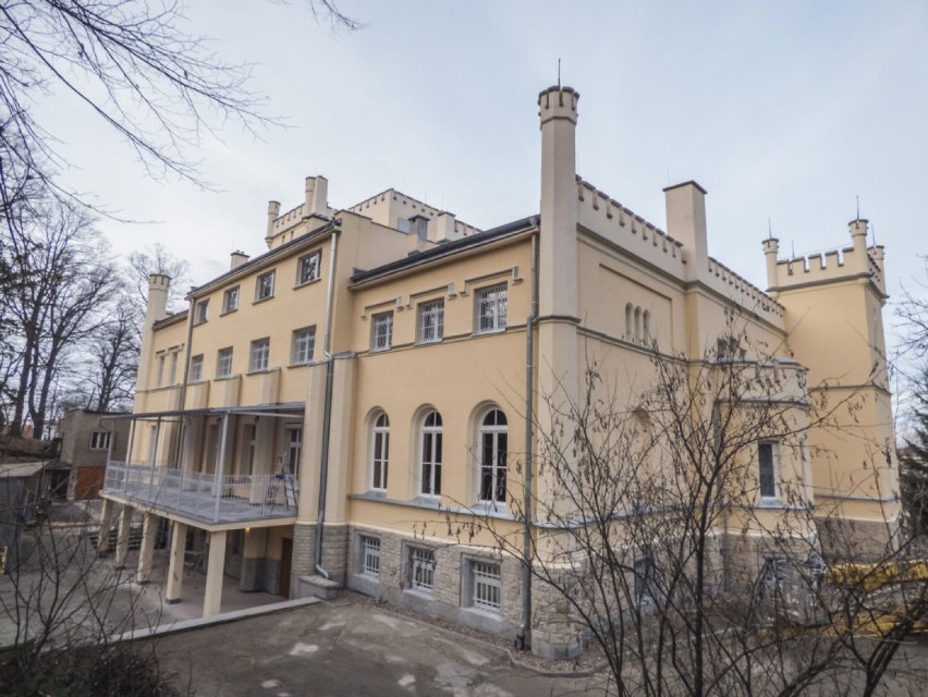 Pałac Hochbergów w Świebodzicach. Monumentalny i piękny budynek z niezwykłą historią. Zobacz! ZDJĘCIA