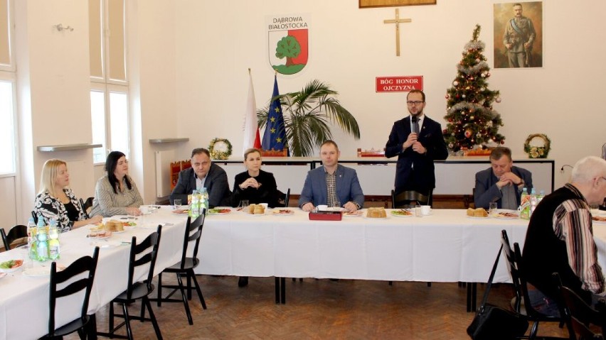 Burmistrz Dąbrowy Białostockiej zjadł śniadanie z sołtysami. Były pytania i rozmowy o planach na przyszłość