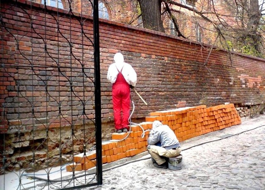 Toruń - Prace konserwatorsko - remontowe  ceglanych murów ..!