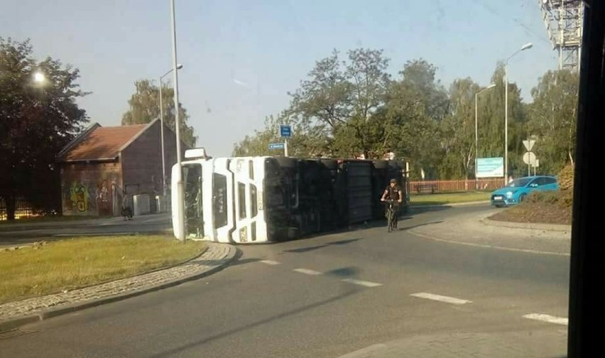 W Rudzie Śląskiej na drodze przewróciła się ciężarówka...
