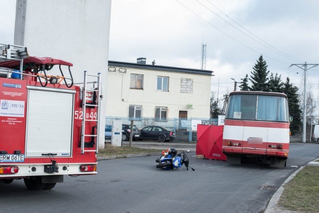 50-letni mężczyzna jadący skuterem simson ginął w wyniku zderzenia z autobusem H9. Policjanci pod nadzorem prokuratury badają okoliczności wypadku.