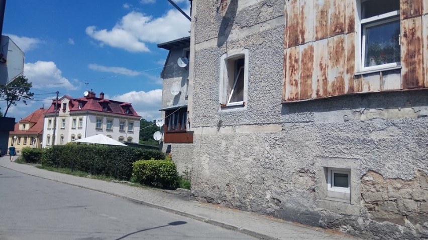Tragedia w Dusznikach-Zdrój. Ciało 35-latka znaleziono w mieszkaniu. Sprawę wyjaśnia policja