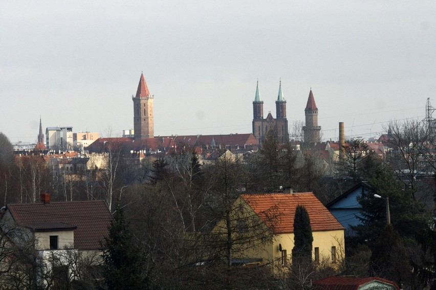 Legnica widziana od strony drogi ekspresowej S3.