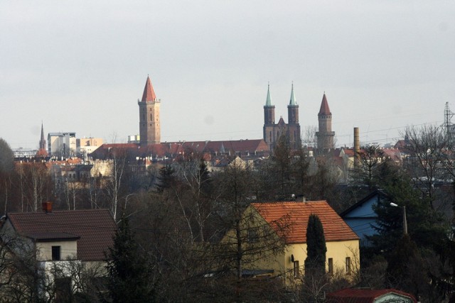 Legnica widziana od strony drogi ekspresowej S3.