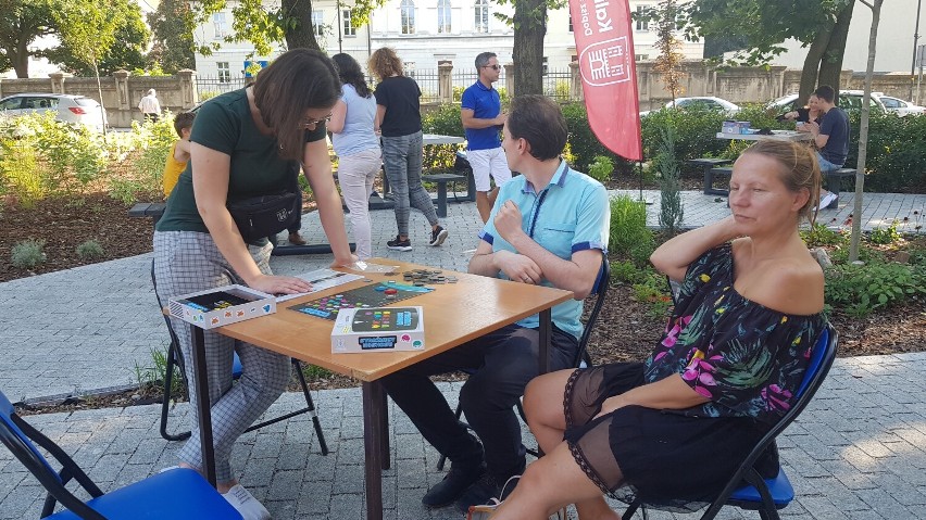 Grali w planszówki na plantach miejskich w Kaliszu