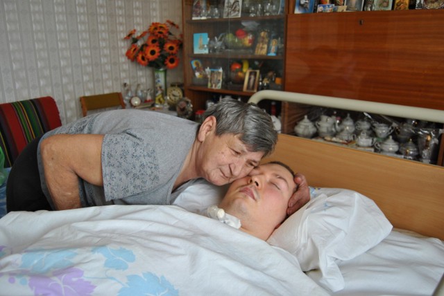 Anna Owczarek od sześciu lat co dziennie modli się przy łóżku Rafała, prosząc Boga, by jej ukochany syn wyzdrowiał i jak to było za dawnych lat zabrał ją pod rękę na niedzielny spacer