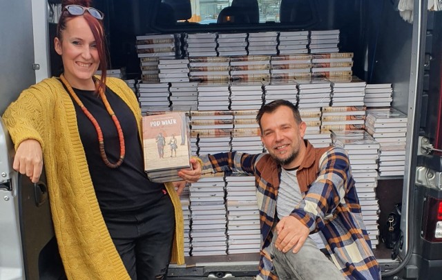 Dominika i Marcin Kozłowscy odebrali już świeżo wydrukowane książki, trwa ich przedsprzedaż w internecie