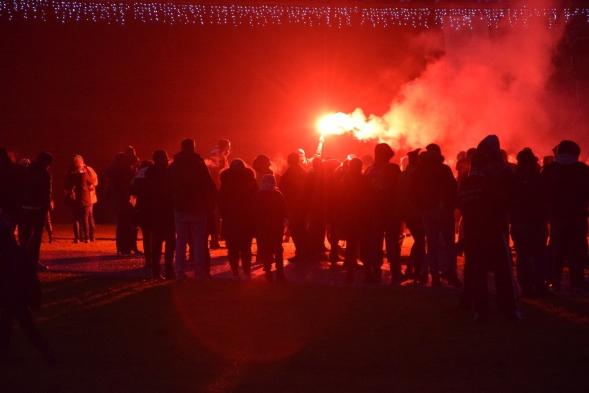 Pielgrzymka kibiców na Jasną Górę [ZDJĘCIA]. Na zakończenie kibice odpalili race pod Jasną Górą i odśpiewali hymn Polski