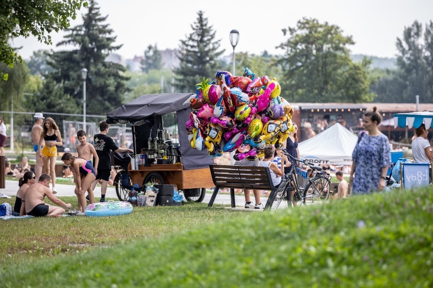 Kraków. Nad Bagrami jak nad Bałtykiem: wypełnione plaże i słoneczne kąpiele [ZDJĘCIA]