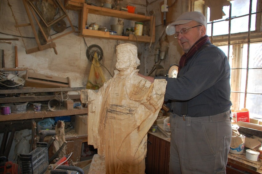 Chrystus Frasobliwy jest szczególny, wpisany w naszą historię – podkreśla Antoni Bolek, rzeźbiarz z Załęża