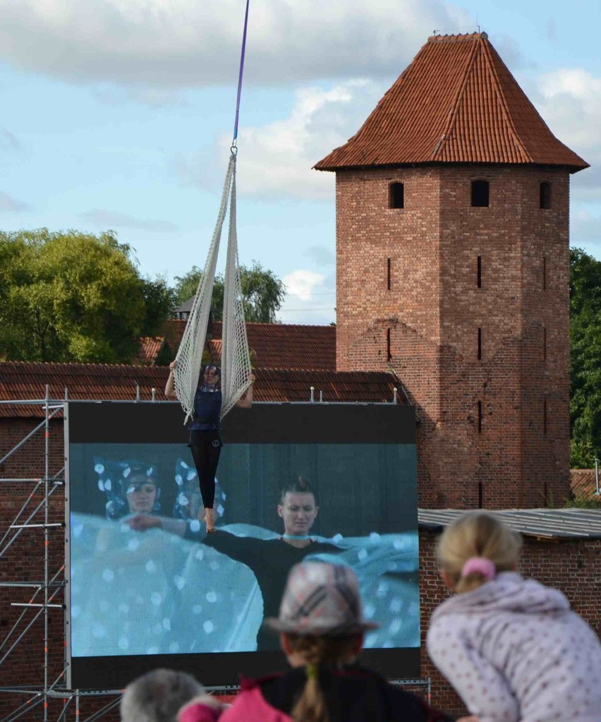 Magic Malbork 2012: Pełna widownia na wieczornym widowisku przy zamku