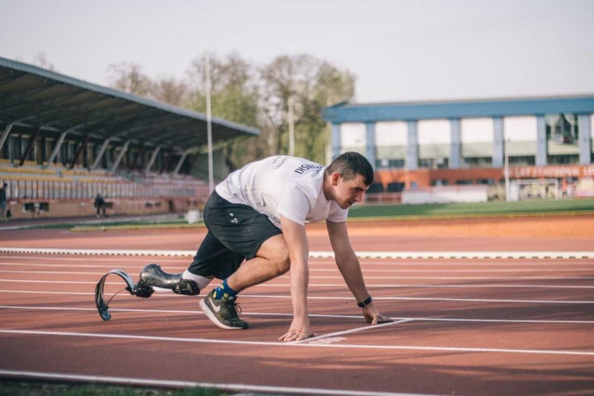 Proteza nie jest przeszkodą. Niepełnosprawny Dawid pobiegnie w maratonie w Białymstoku [foto]
