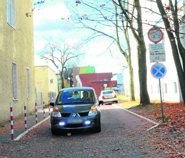 Obecnie drogą wiodącą od strony ulicy Kościuszki można dojechać tylko na parking za budynkiem urzędu gminy