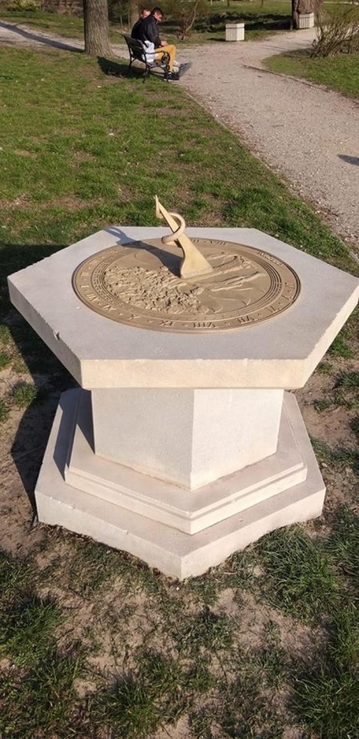 Bełchatów: Zegar słoneczny w parku Olszewskich  zniszczony. Jest nagroda za wykrycie sprawców