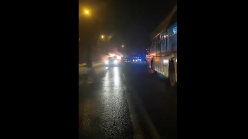 Ruda Śląska. Palący się autobus na ulicy Tunkla. Video