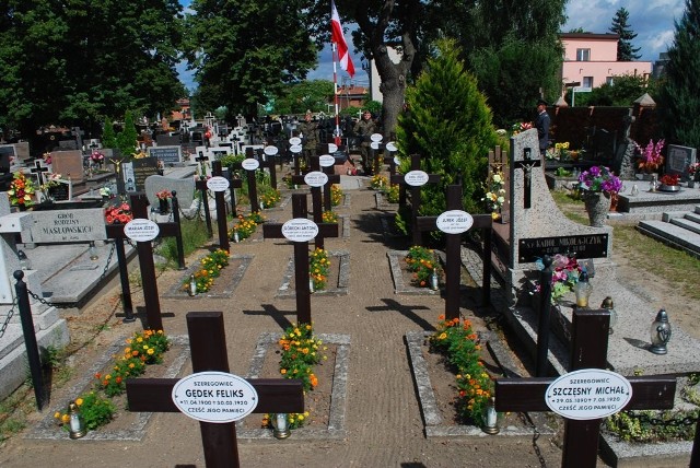 Święto Wojska Polskiego w Jarocinie: Złożyli kwiaty pod pomnikiem na cmentarzu