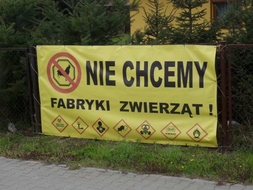 Mieszkańcy Młynar protestują. Postawili banery przeciw budowie fermy drobiu