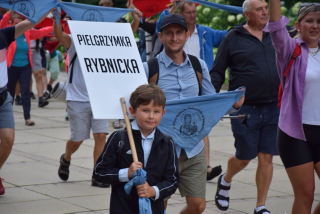 Pielgrzymka Rybnicka dotarła na Jasną Górę. Pątnicy szli ostatni dzień w deszczu