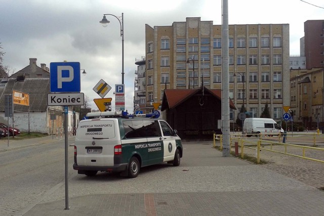 Radiowóz ITD zaparkował na chama przy ul. Młynowej w Białymstoku