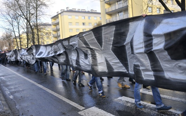 Tłem zdarzenia były porachunki pseudokibiców. Na ławie oskarżonych zasiadło 11 osób, kojarzonych z bojówką Wisły.