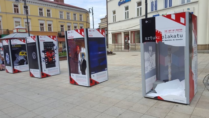 Tarnów. Wandale zdewastowali wystawę na Placu Sobieskiego