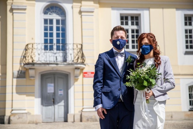 Ceny ślubu kościelnego w Polsce. Nawet 2000 złotych

Jak podaje portal polki.pl, przed wybuchem pandemii za udzielenie sakramentu małżeństwa trzeba było zapłacić (w zależności od parafii oraz miejsca zamieszkania) średnio minimum 500 zł. Aktualnie jednak ceny te bywają znacznie wyższe. Jak obecnie przedstawiają się kwoty "co łaska", które trzeba zapłacić za ślub kościelny?