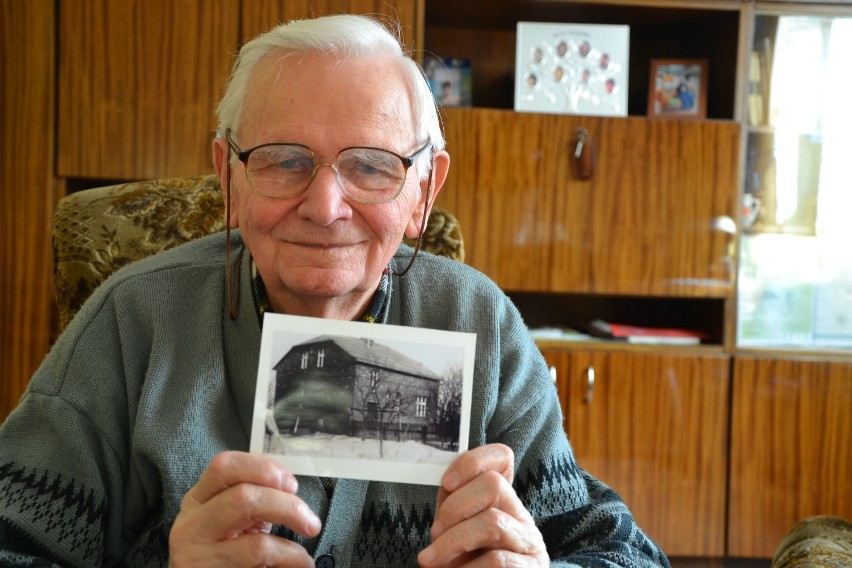 Wojciech Kuźnik pokazuje zdjęcie domu, w którym rozegrały...