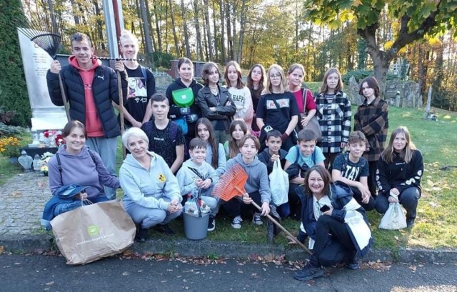 Akcja sprzątania zapomnianych grobów cieszyła się zainteresowaniem uczniów SP nr 14