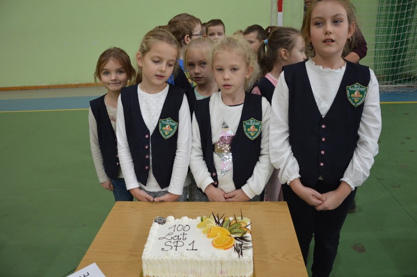 100-lecie Szkoły Podstawowej nr 1 w Tomaszowie Maz. Dzieci świętowały Urodziny Jedynki [ZDJĘCIA]