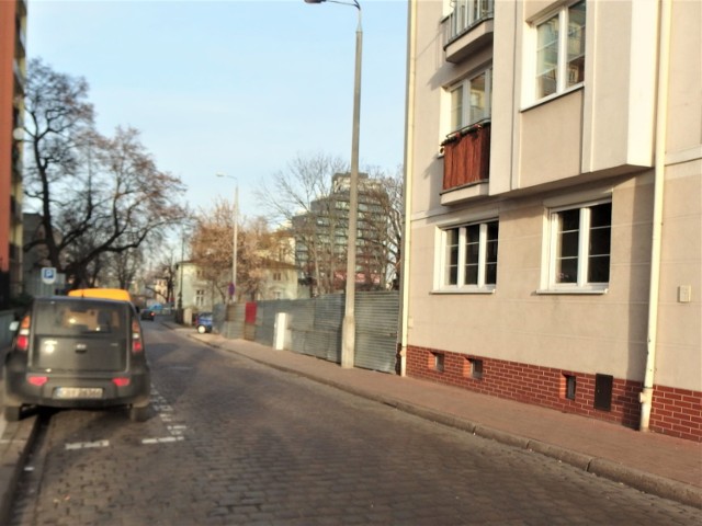 Ogrodzenie placu budowy od sylwestra nie zajmuje już chodnika