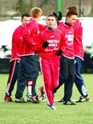 Edwin Kuszyk (na pierwszym planie) w debiucie w barwach Gawina zdobył dwa gole.   Fot. Tomasz Gola