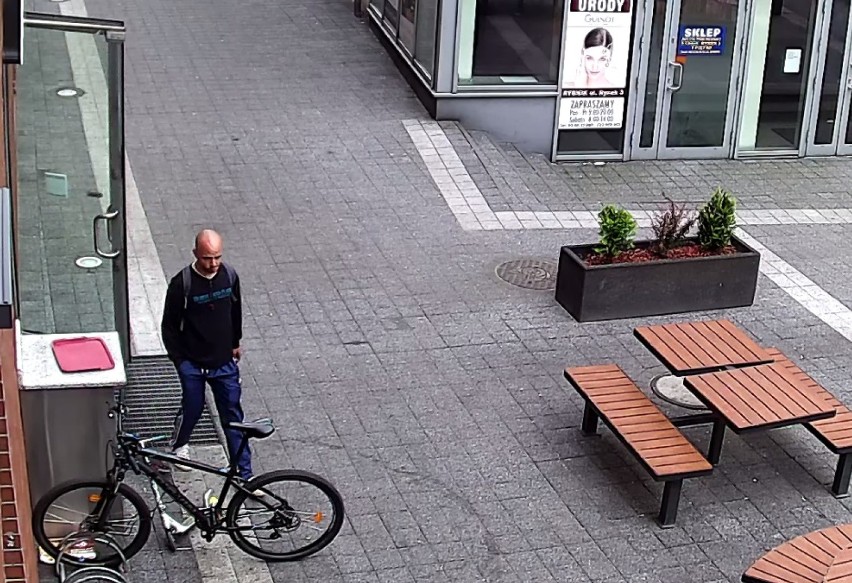 To on ukradł rower pod Focusem w Rybniku. Rozpoznajesz złodzieja?