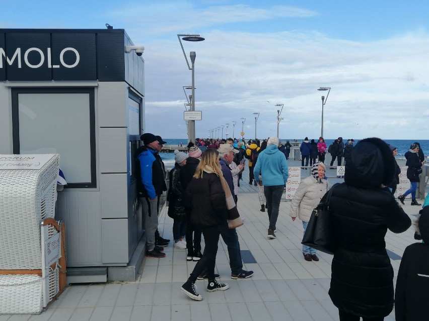 W Kołobrzegu dalej tłumy. Tysiące spacerowiczów na plaży i promenadzie